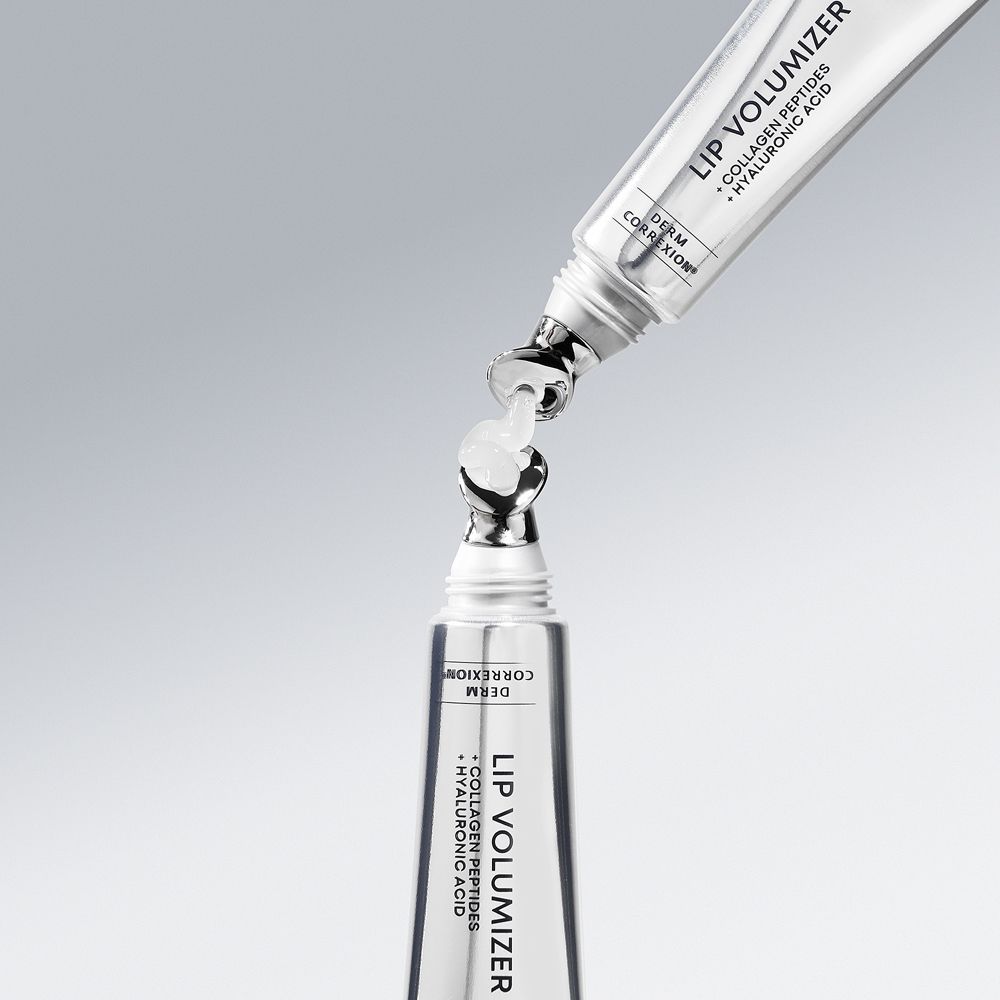 Due tubi d'argento con applicatori. Prodotto: Roc Lip Volumizer. Applicatori roll-on.