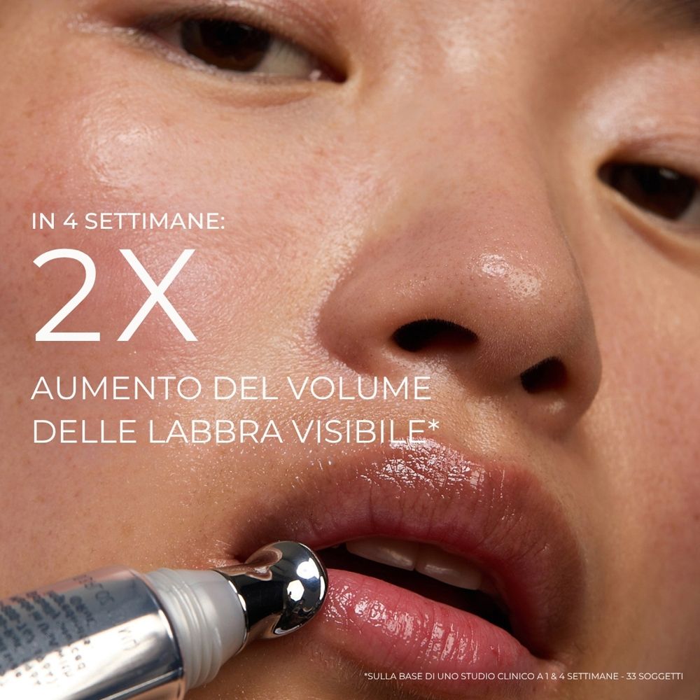 Primo piano di labbra con applicatore. Testo: 2X volume in 4 settimane. Roc Lip Volumizer.