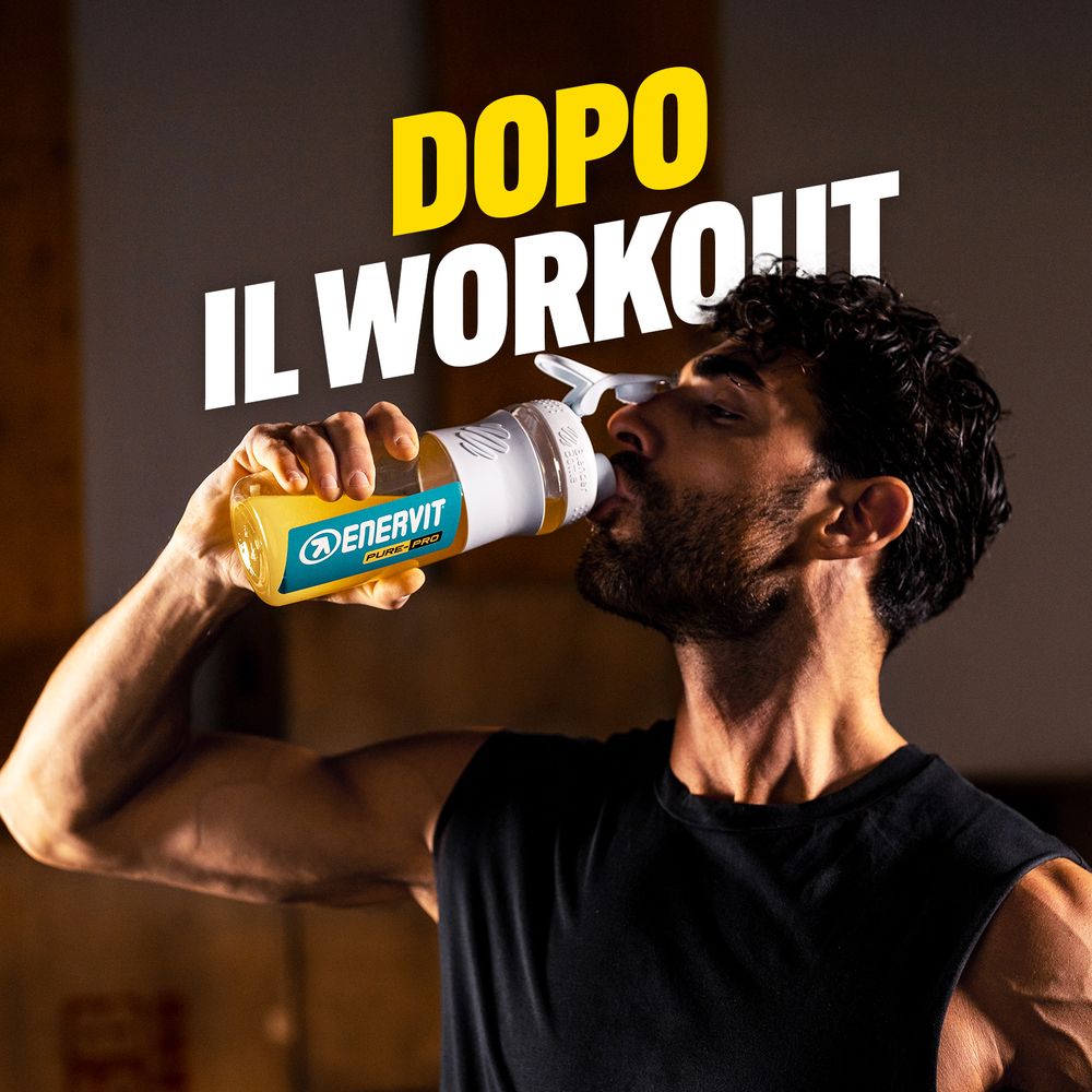 Uomo beve bevanda ENERVIT da una bottiglia. Sulla bottiglia: ENERVIT Pure-Pro.