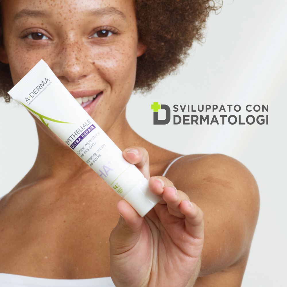 Frau hält Creme-Tube A-DERMA Epitheliale Ultra Repair. Text: Entwickelt mit Dermatologen.
