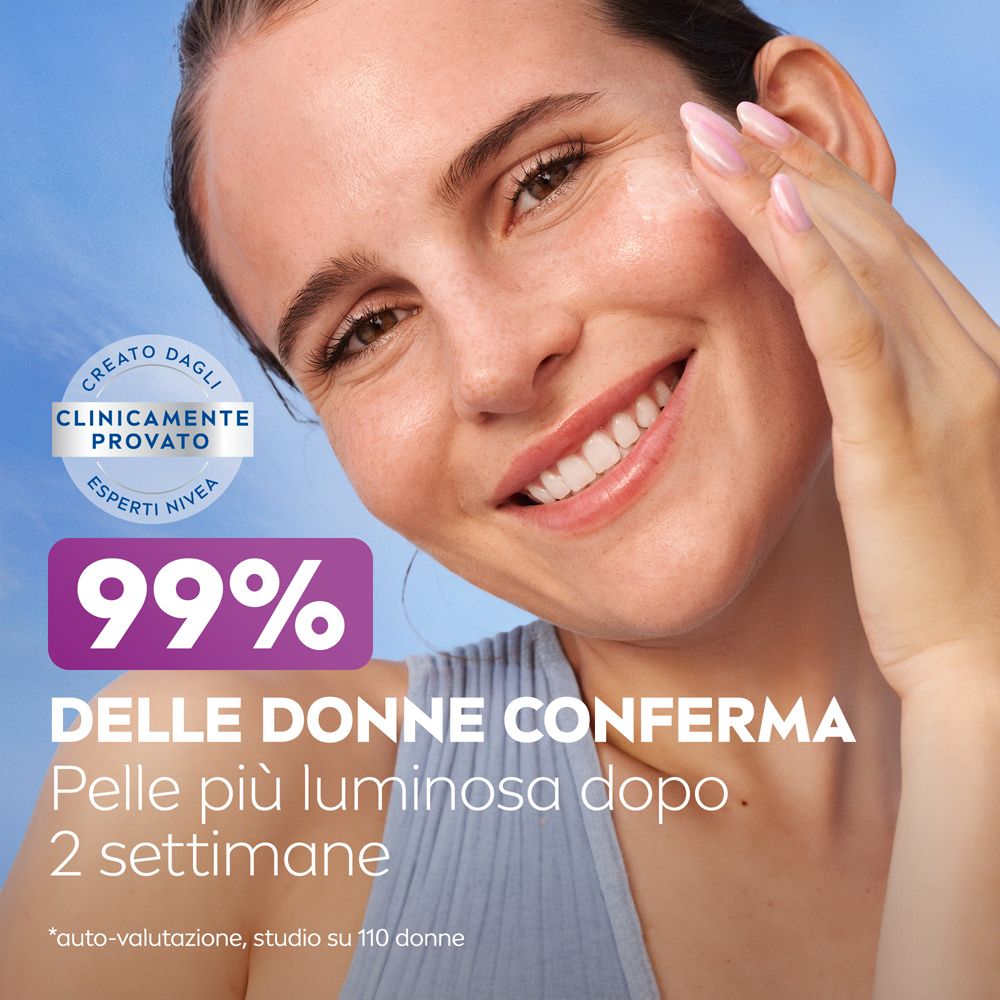 Donna che si tocca il viso. Testo: '99% delle donne conferma pelle più luminosa dopo 2 settimane'.