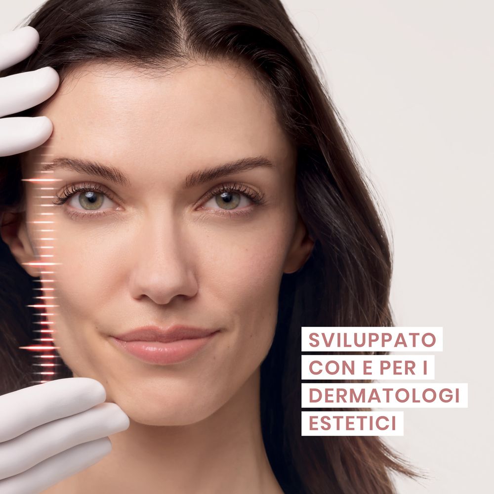 Frau mit Handschuhen. Gesicht mit Messlinie. Text: Entwickelt mit und für ästhetische Dermatologen.