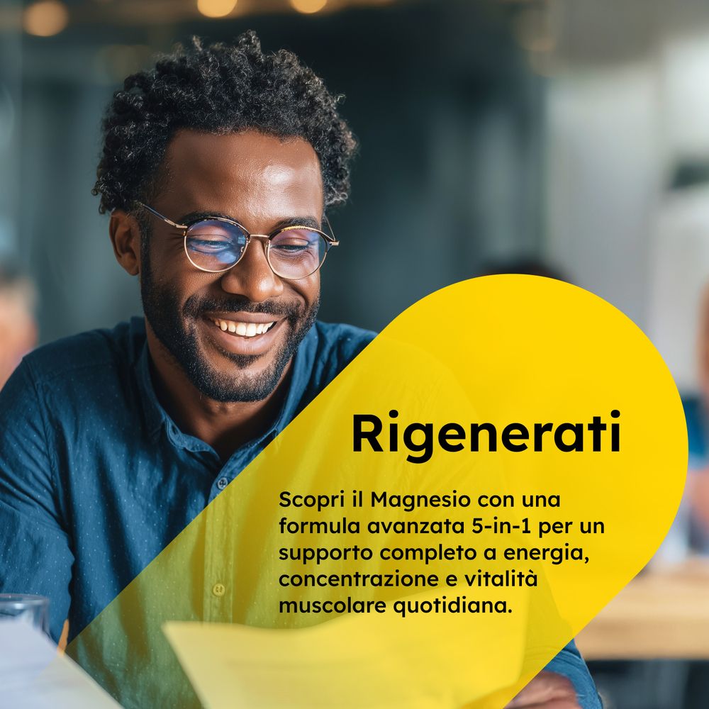 Uomo sorridente. Sfondo giallo con testo: Rigenerati. Scopri il magnesio con formula 5 in 1.
