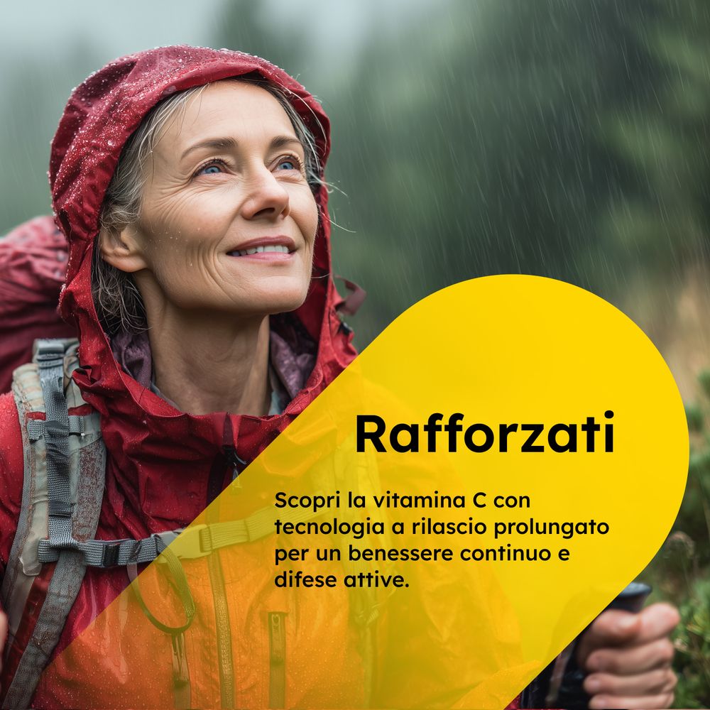 Donna anziana sotto la pioggia. Sfondo giallo con testo sulla vitamina C e l'effetto prolungato.