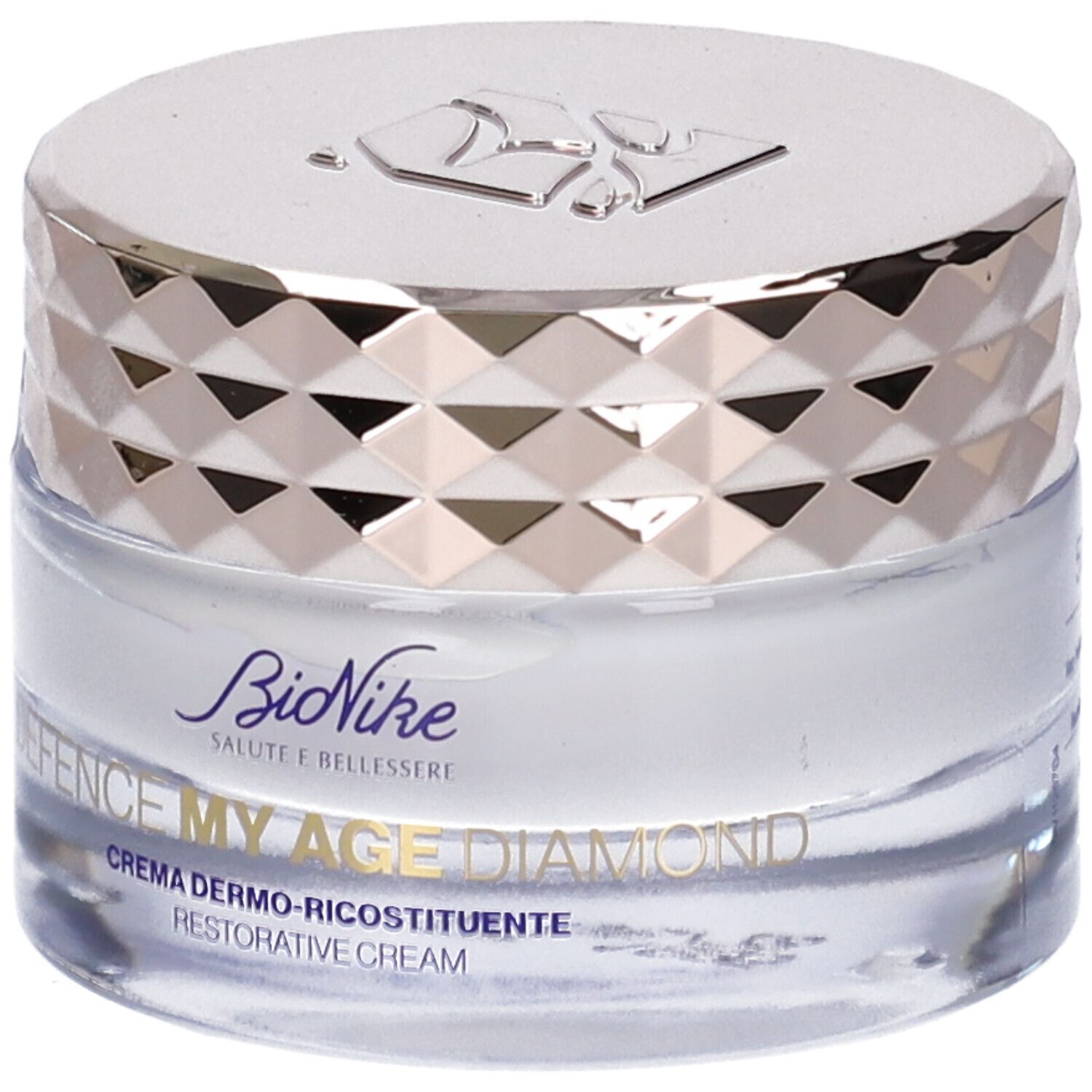 Creme-Tiegel mit silberfarbenem Deckel. Auf dem Tiegel steht "DEFENCE MY AGE DIAMOND" und "CREMA DERMO-RICOSTITUENTE".