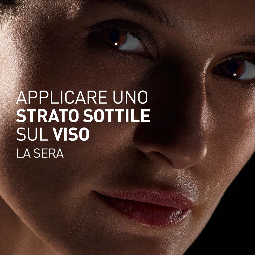 Gesicht einer Frau. Text: APPLICARE UNO STRATO SOTTILE SUL VISO, LA SERA.