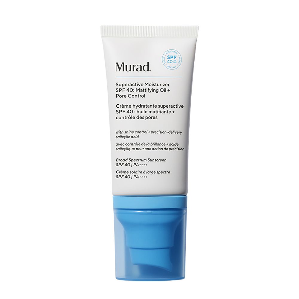 Tubo bianco con tappo blu. Scritta: Murad Superactive Moisturizer SPF 40. Crema per il viso.