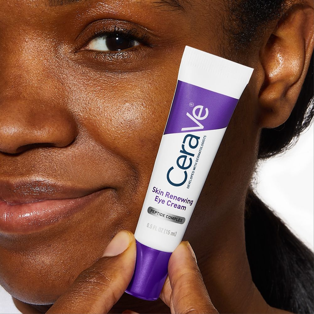 CeraVe Skin Renewing Eye Cream Tube mit 15 ml Inhalt. Enthält Peptid-Komplex.