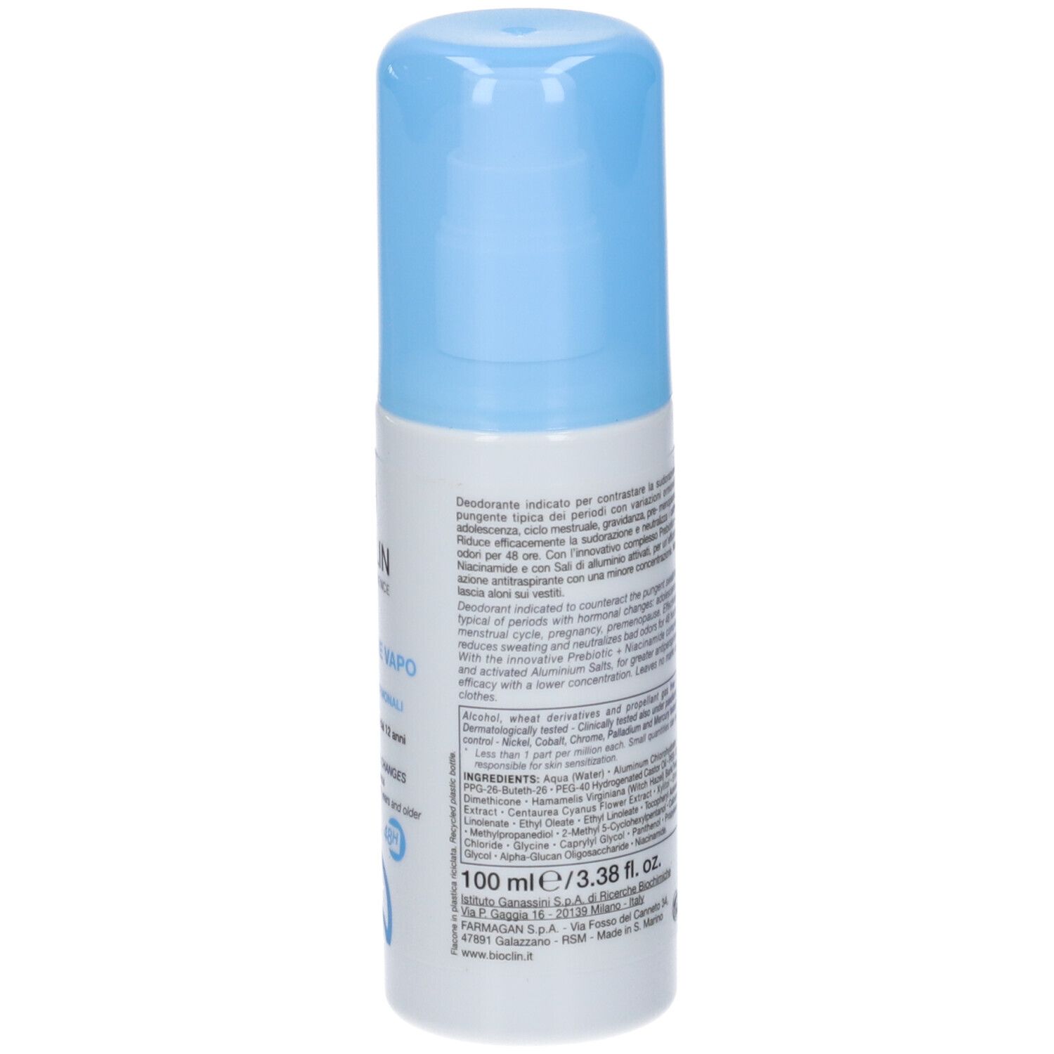 Spray deodorante, vista posteriore. Testo e ingredienti su sfondo bianco. Tappo blu. 100 ml.
