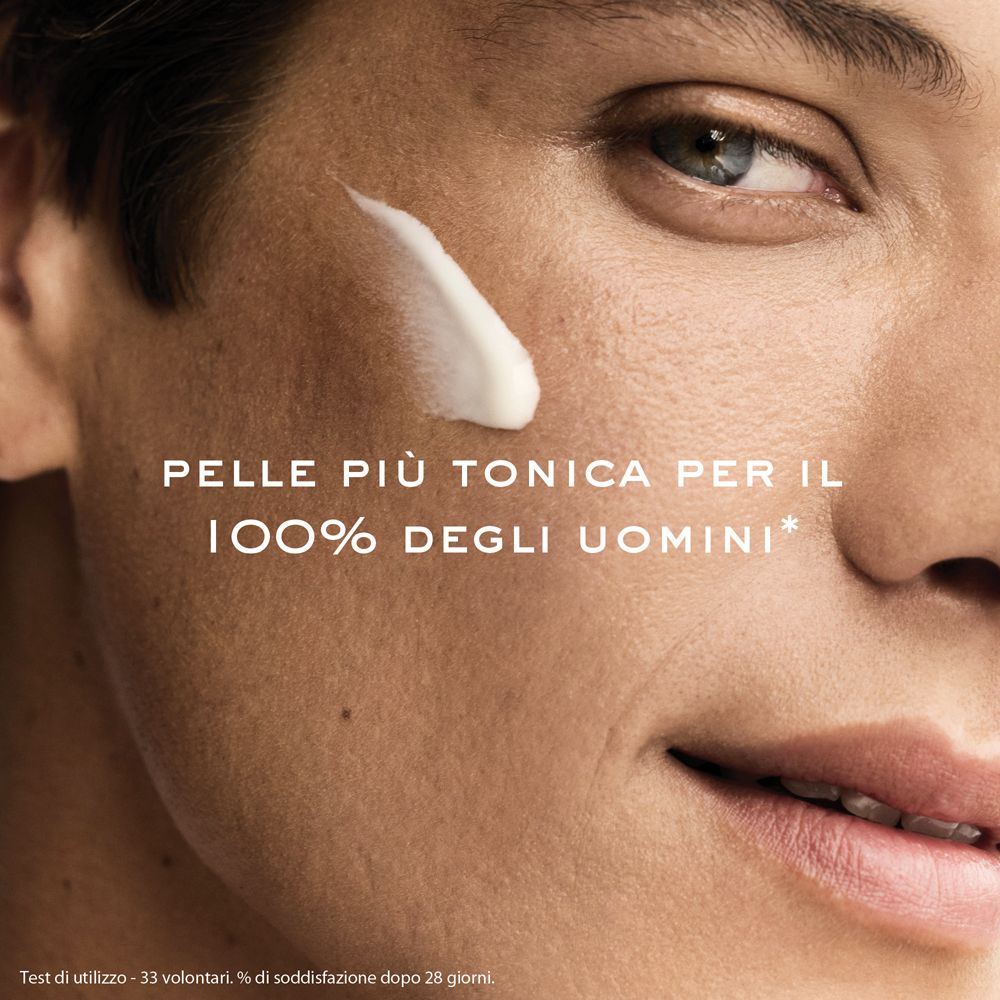 Primo piano di un uomo con crema sulla pelle. Testo: Pelle più tonica per il 100% degli uomini.