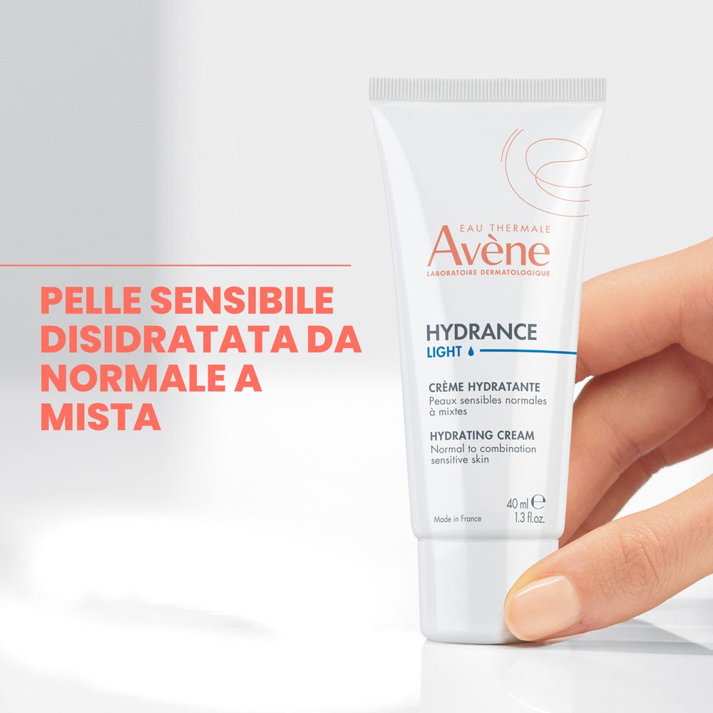 Hand hält eine Tube Avene Hydrance leichte Feuchtigkeitscreme.