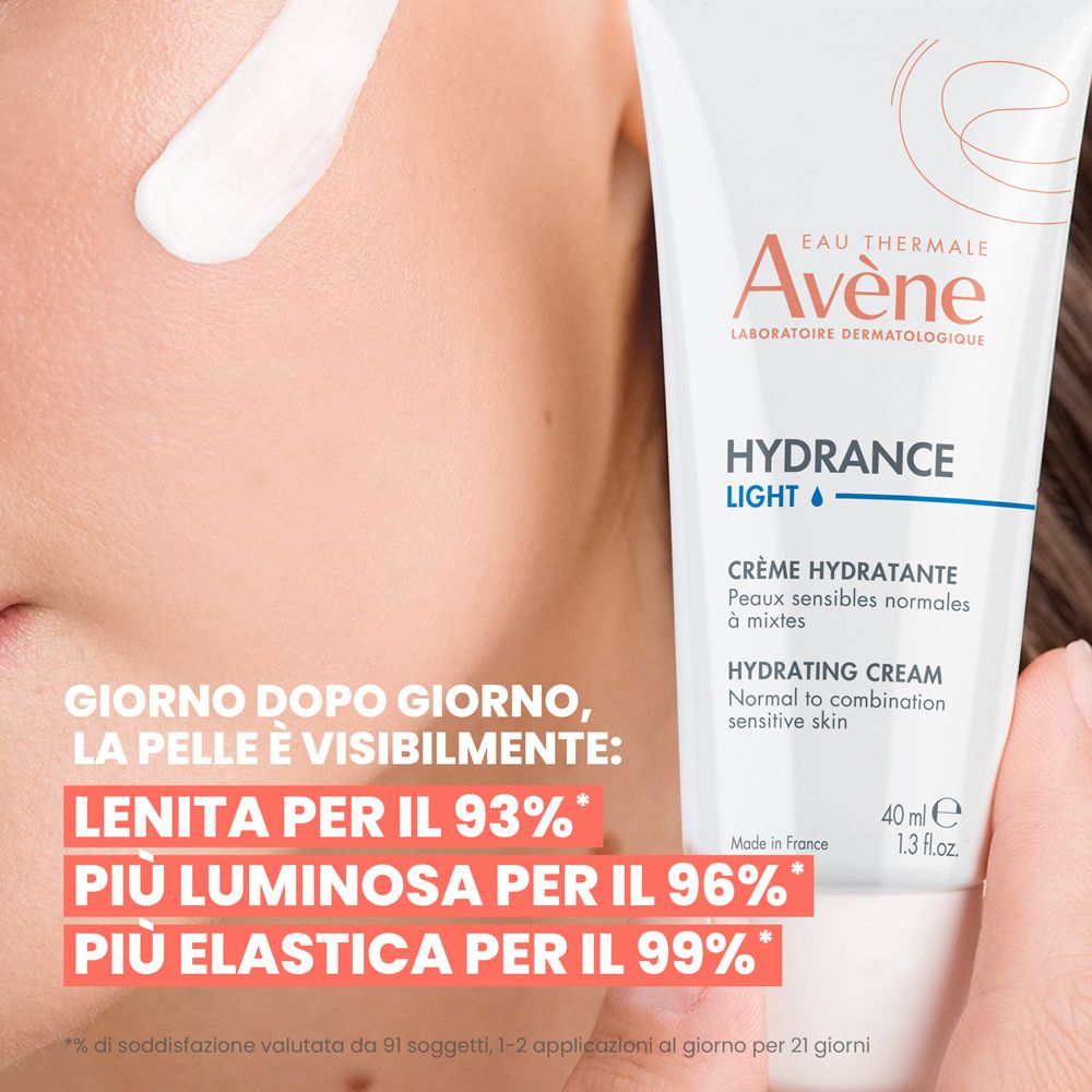 Creme wird auf die Haut aufgetragen, neben einer Tube Avene Hydrance.