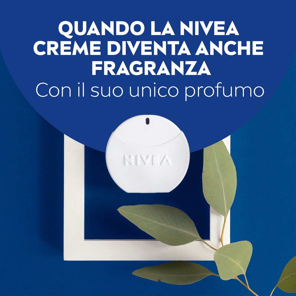 Weiße, runde Eau de Toilette Flasche. Auf der Flasche steht NIVEA. Text in italienischer Sprache.