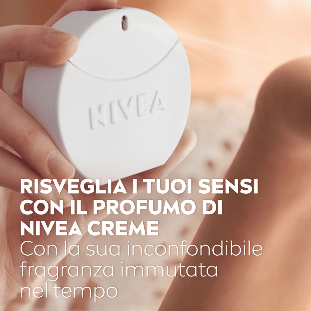 Weiße, runde Eau de Toilette Flasche. Auf der Flasche steht NIVEA. Text in italienischer Sprache.