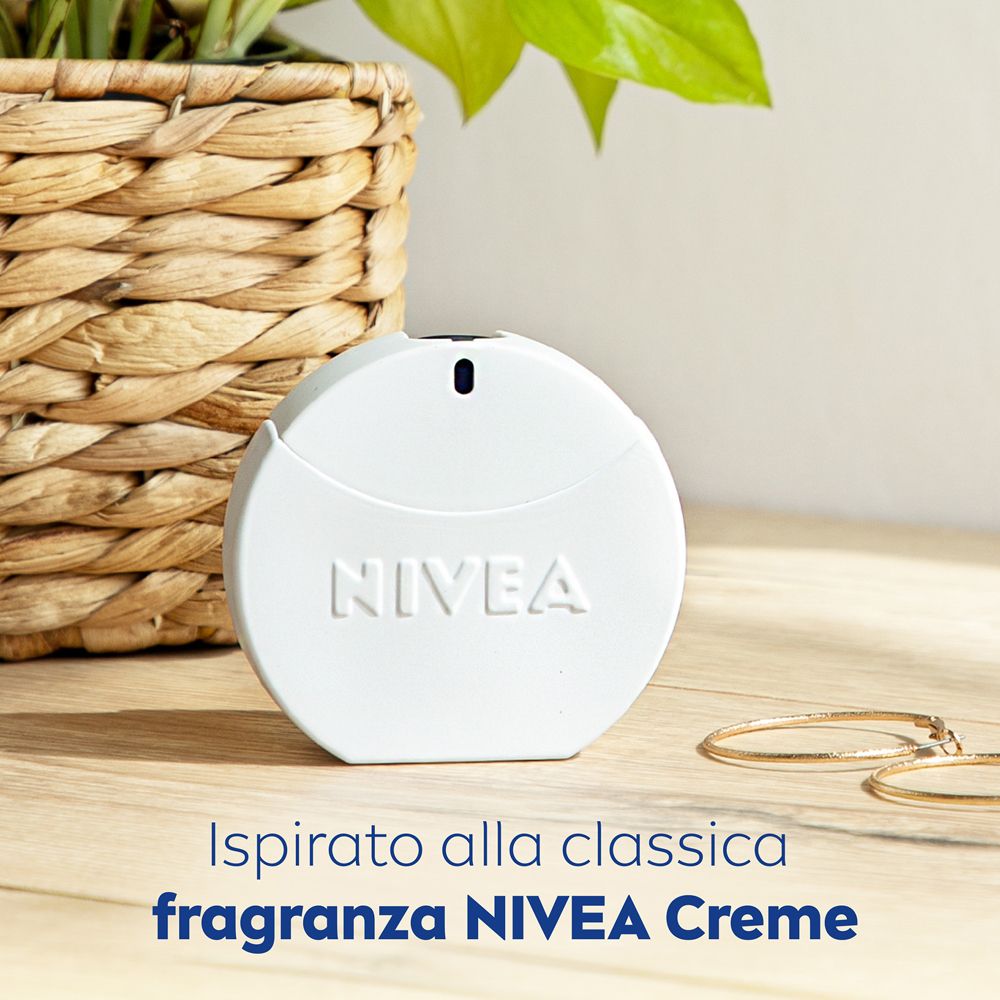 Weiße, runde Eau de Toilette Flasche. Auf der Flasche steht NIVEA. Text in italienischer Sprache.