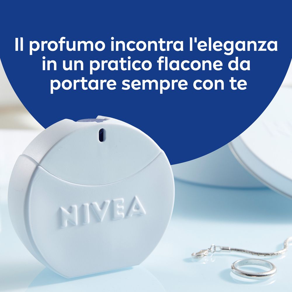 Weiße, runde Eau de Toilette Flasche. Auf der Flasche steht NIVEA. Text in italienischer Sprache.