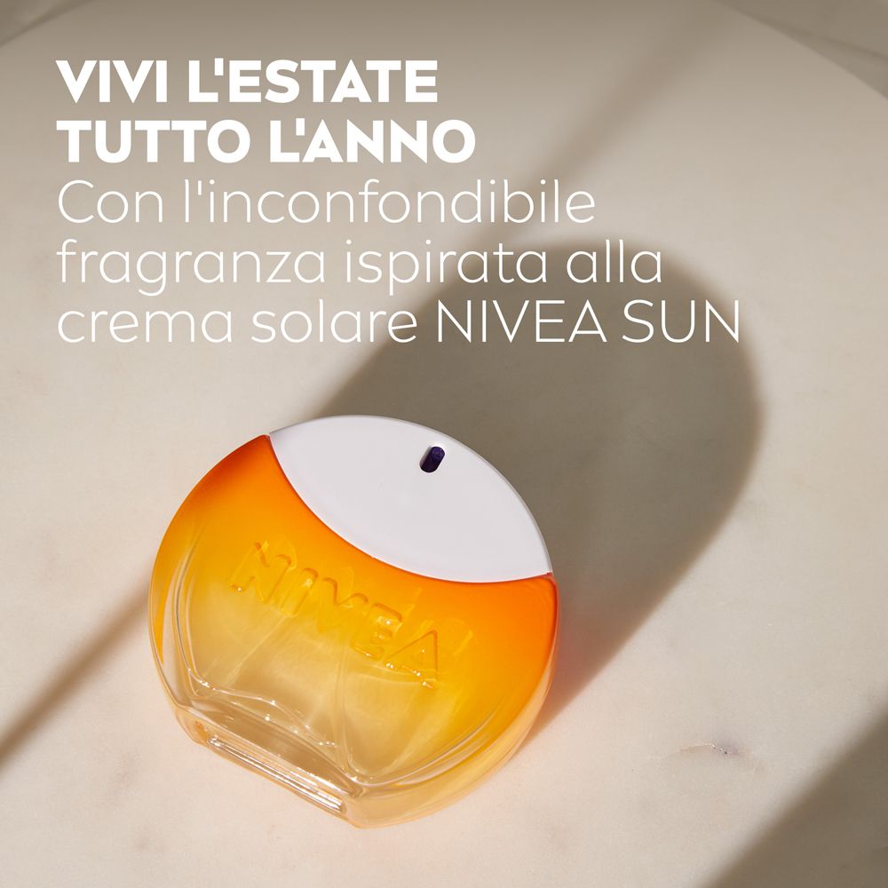 Runder Flakon Nivea Sun Eau De Toilette. Weiß-orangefarben. Text: NIVEA. Auf hellem Hintergrund.