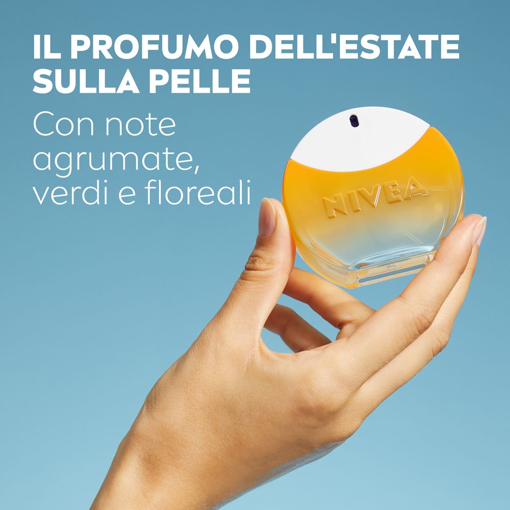 Hand hält runden Flakon Nivea Sun Eau De Toilette. Weiß-orangefarben. Text: NIVEA. Blauer Hintergrund.