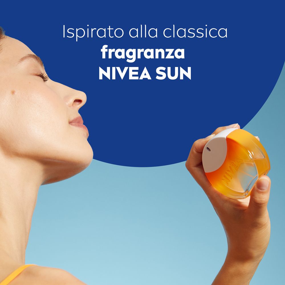 Frau hält Flakon Nivea Sun Eau De Toilette. Weiß-orangefarben. Text: NIVEA. Blauer Hintergrund.