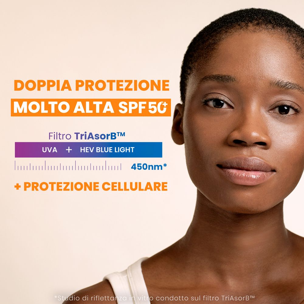 Primo piano di una donna. Testo: Doppia Protezione Molto Alta SPF50+, Filtro TriAsorB, UVA + HEV Blue Light.