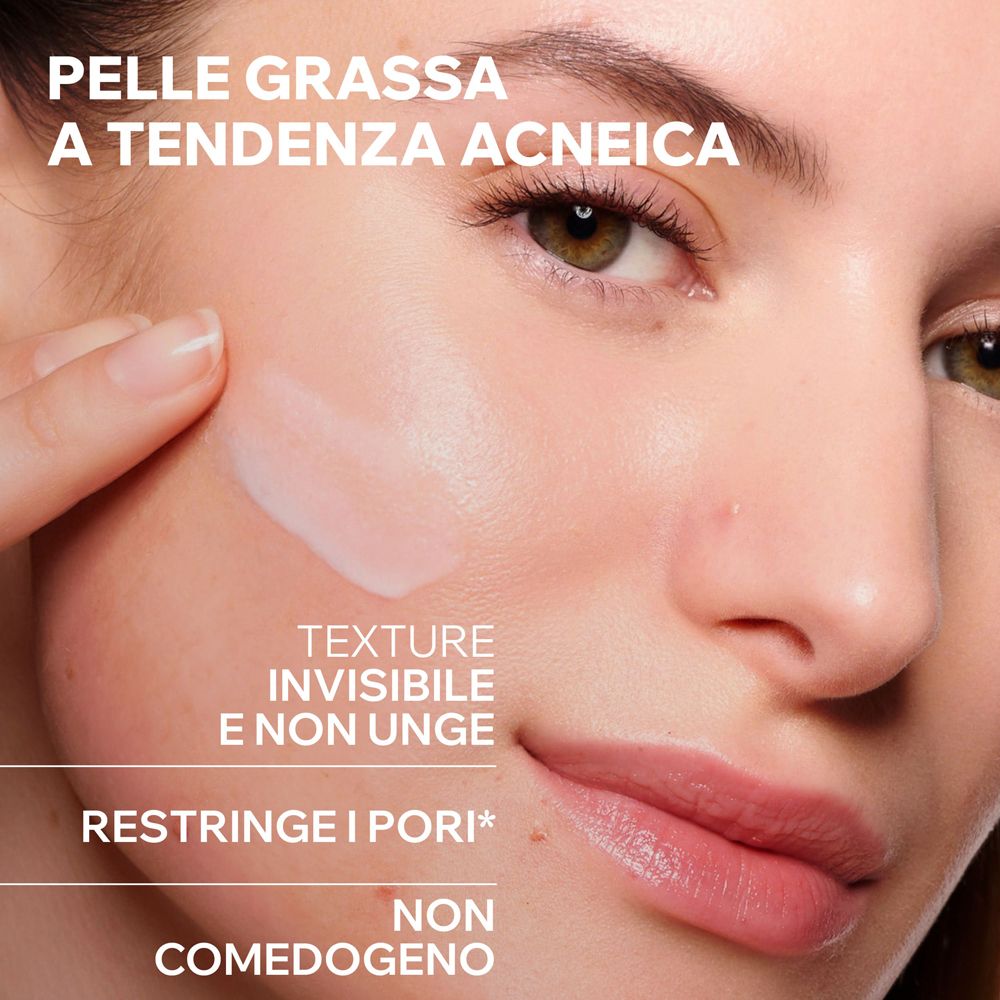 Gesicht mit Creme. Text: Invisible Textur, nicht fettend. Verfeinert Poren. Nicht komedogen.