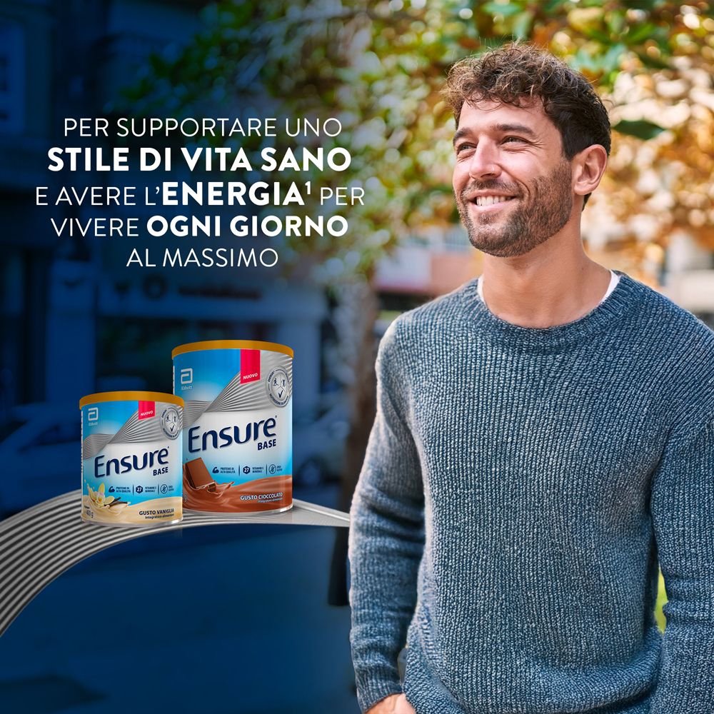 Lattine Ensure Base accanto a un uomo sorridente all'aperto.