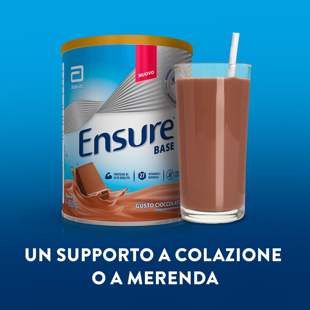 Lattina Ensure Base accanto a un bicchiere di bevanda al cioccolato con cannuccia.