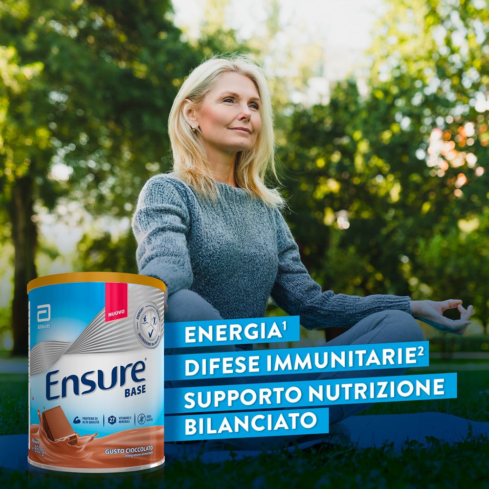 Lattina Ensure Base accanto a una donna che medita all'aperto.