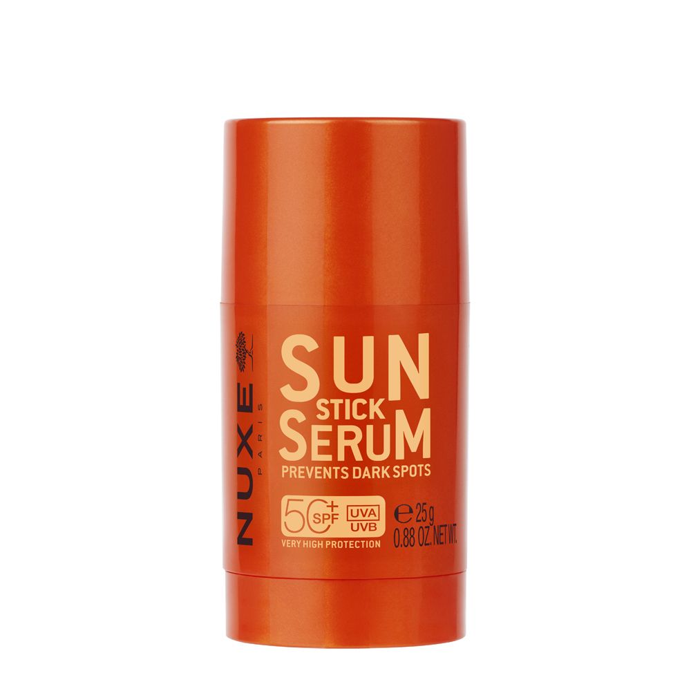 Stick solare arancione. Scritta: SUN STICK SERUM, SPF 50, previene le macchie scure. Marchio: Nuxe.