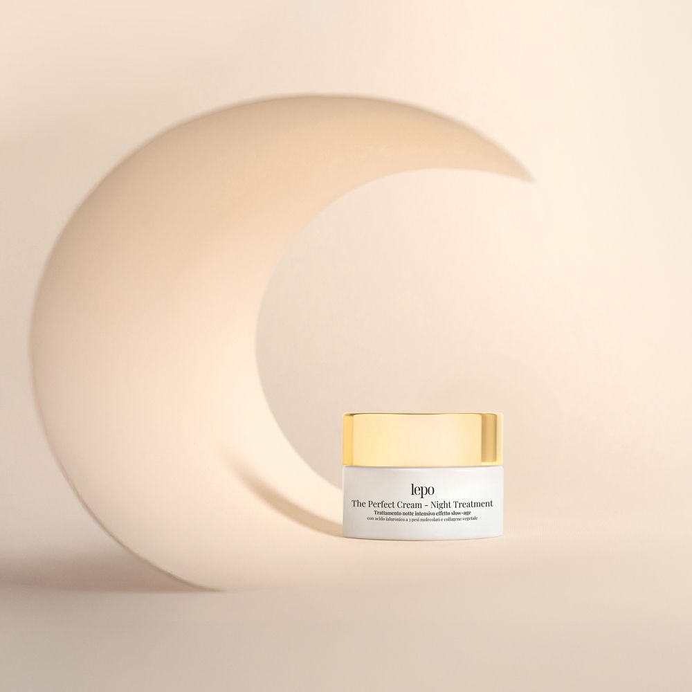 Vaso di crema davanti a mezzaluna crema. Scritta: lepo, The Perfect Cream - Night Treatment. Coperchio dorato.