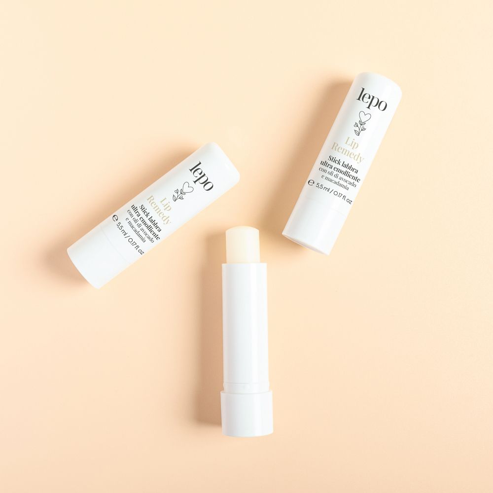 Tre stick labbra bianchi. Scritta: LEPO, Lip Remedy. Disposti su sfondo chiaro.