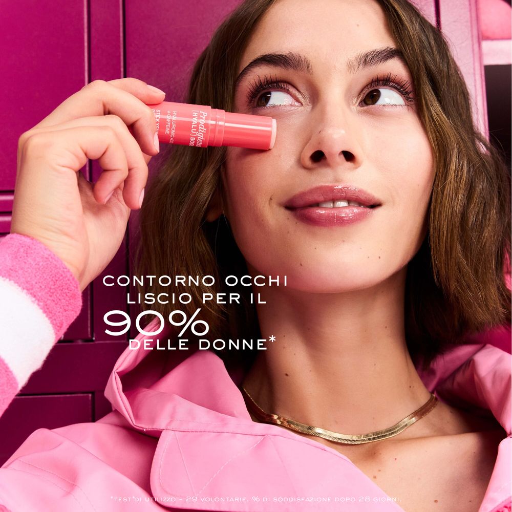 Donna tiene stick rosso vicino all'occhio. Scritta: Contorno Occhi liscio per il 90% delle donne.
