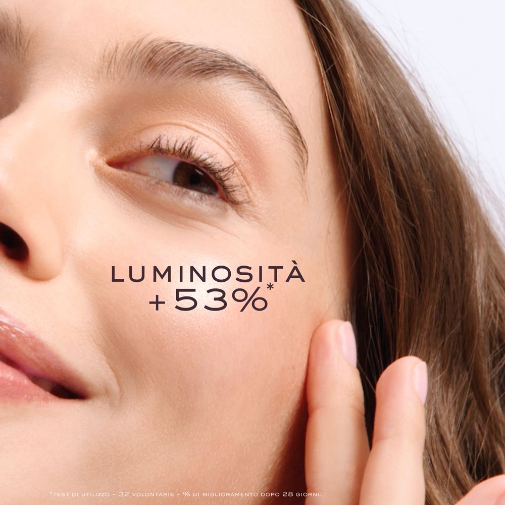 Primo piano di un viso. Testo: Luminosità +53%.