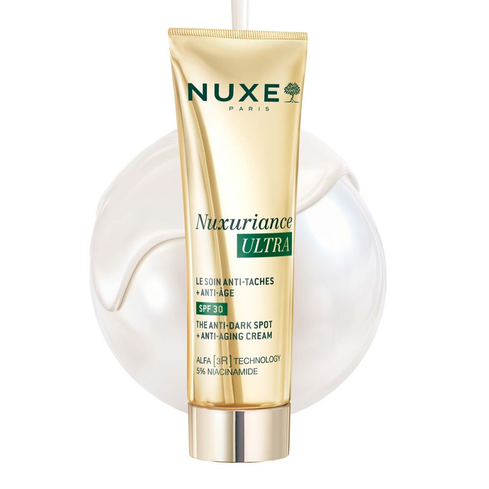 Tubo dorato Nuxe con crema bianca. Nome prodotto Nuxuriance Ultra. Contiene SPF30 e niacinamide.