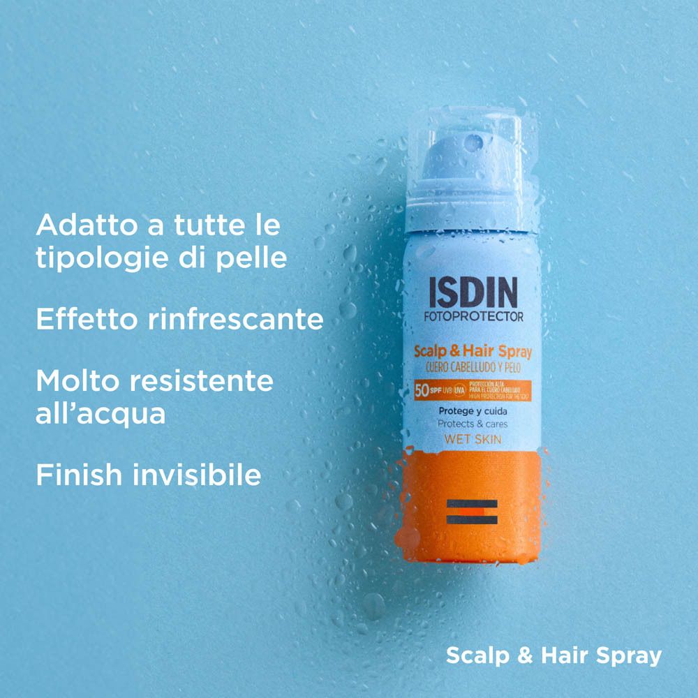 Isdin Scalp & Hair Spray SPF50 su sfondo blu con gocce d'acqua.
