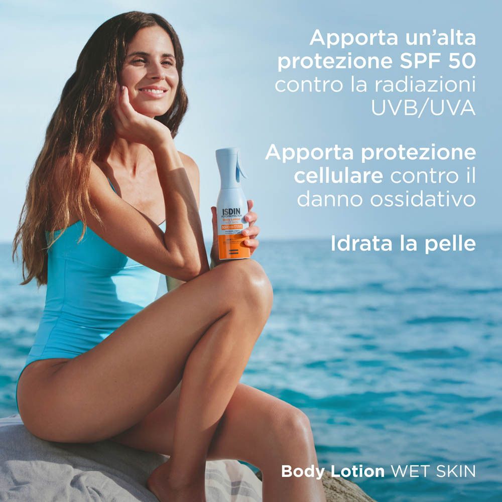 Frau sitzt am Meer. ISDIN Fotoprotector Body Lotion Wet Skin. SPF 50. Text: Body Lotion Wet Skin.
