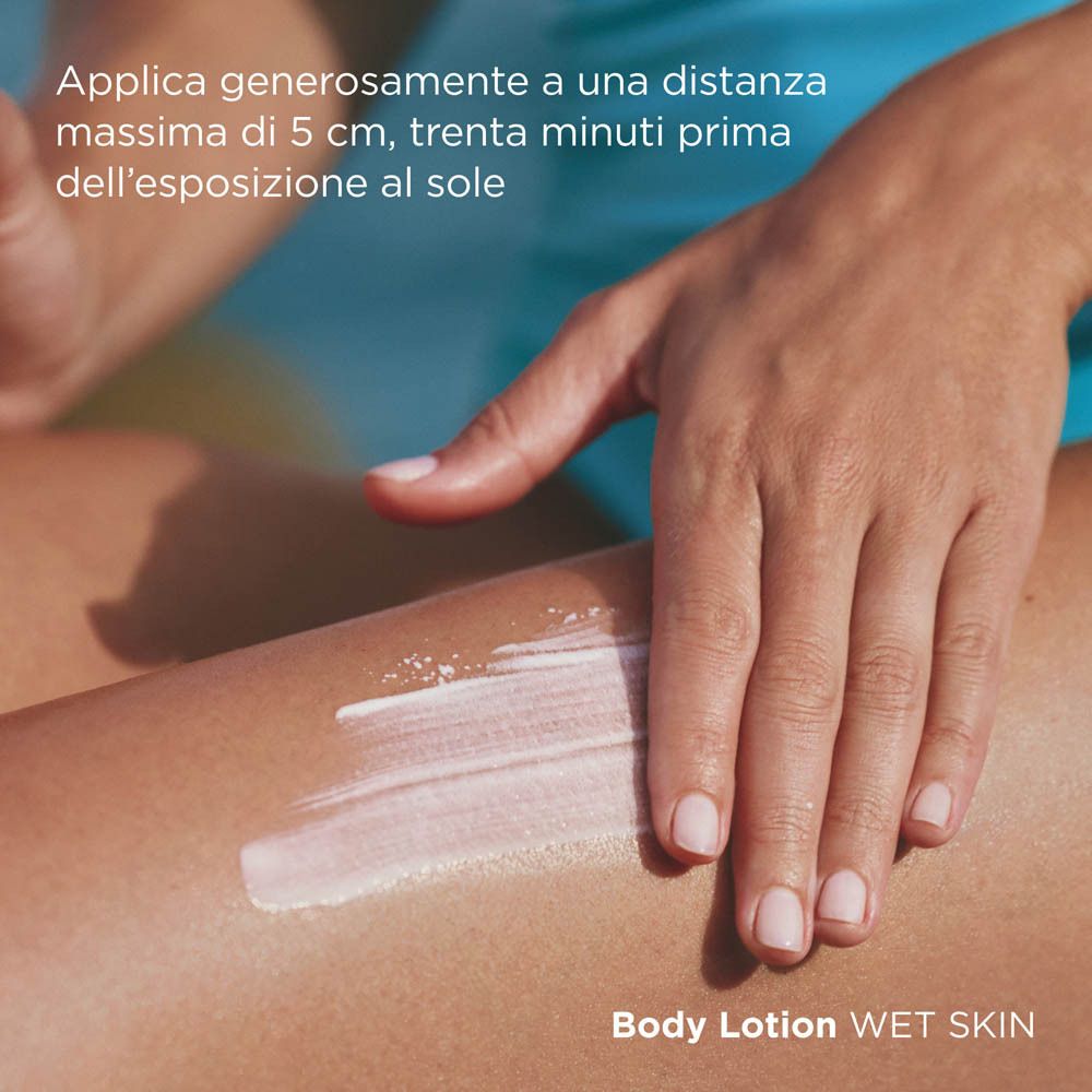 Produkt wird auf Bein aufgetragen. Text: Body Lotion Wet Skin. Anwendungshinweis.