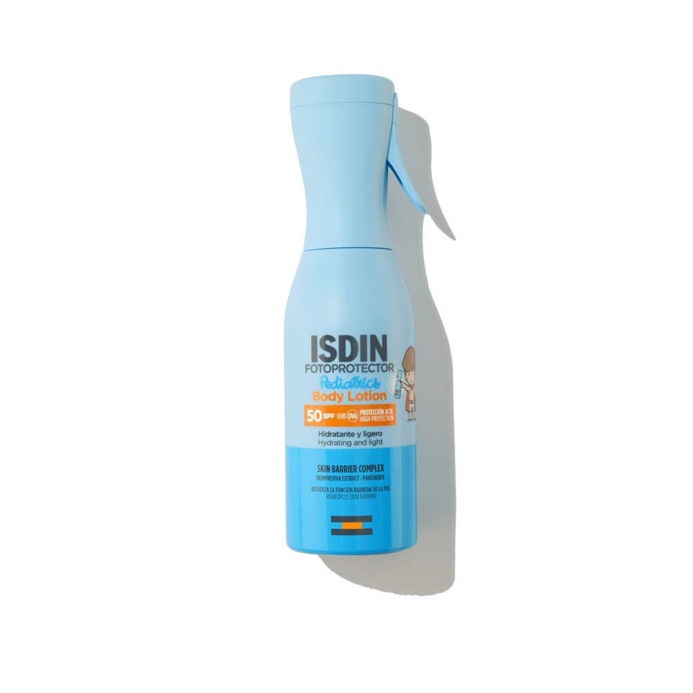 Hellblaue Sprühflasche mit ISDIN-Logo und Produktbezeichnung. SPF 50. Für Kinder. Auf weißem Hintergrund.