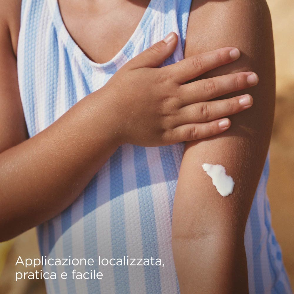 Kind mit Sonnencreme auf dem Arm. Text: Anwendung lokalisiert, praktisch und einfach.