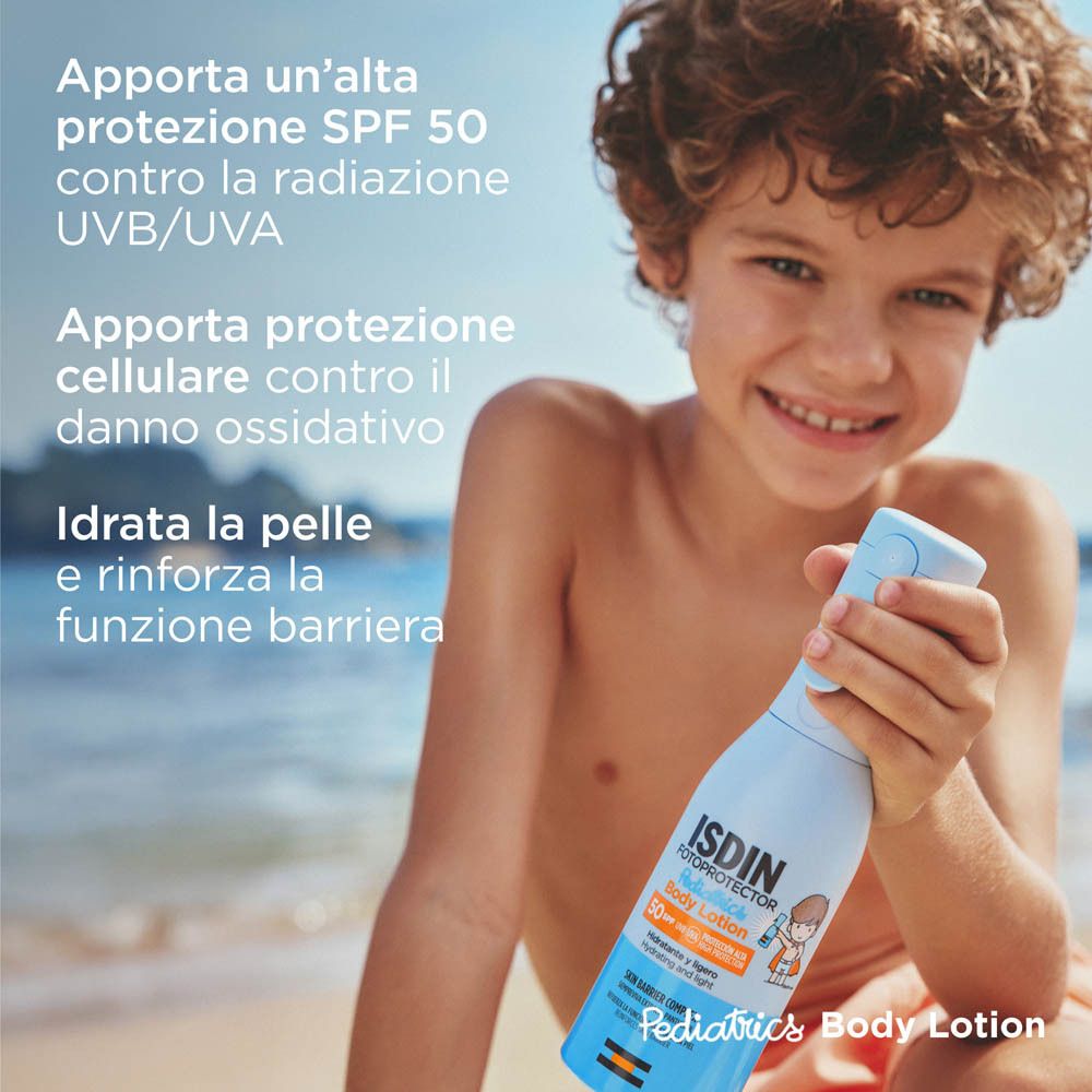 Kind hält eine hellblaue Sprühflasche mit ISDIN-Logo. Text: SPF 50, schützt vor UVB/UVA, spendet Feuchtigkeit.