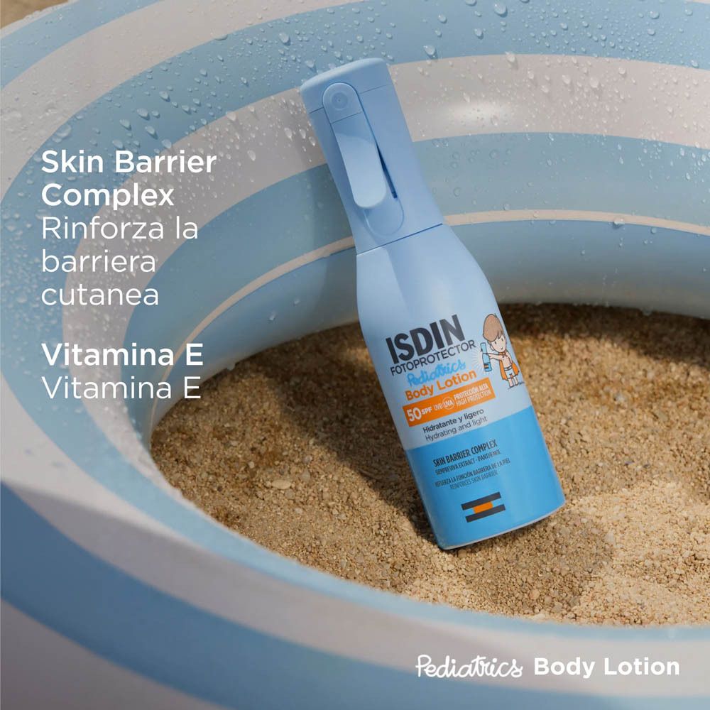 Hellblaue Sprühflasche mit ISDIN-Logo. Text: Skin Barrier Complex, Vitamin E. Auf Sand und Pool.