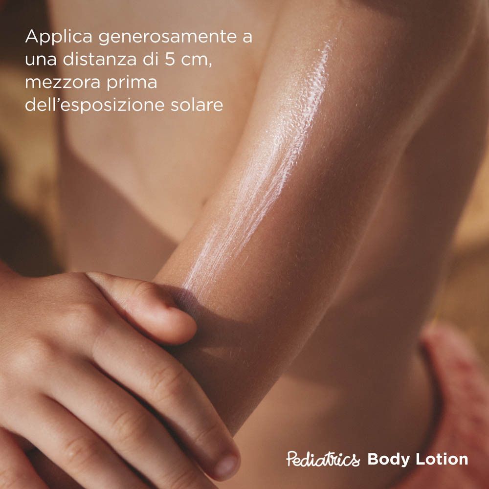 Kind mit Sonnencreme auf dem Arm. Text: Großzügig auftragen, 5 cm Abstand, 30 Minuten vor dem Sonnenbaden.