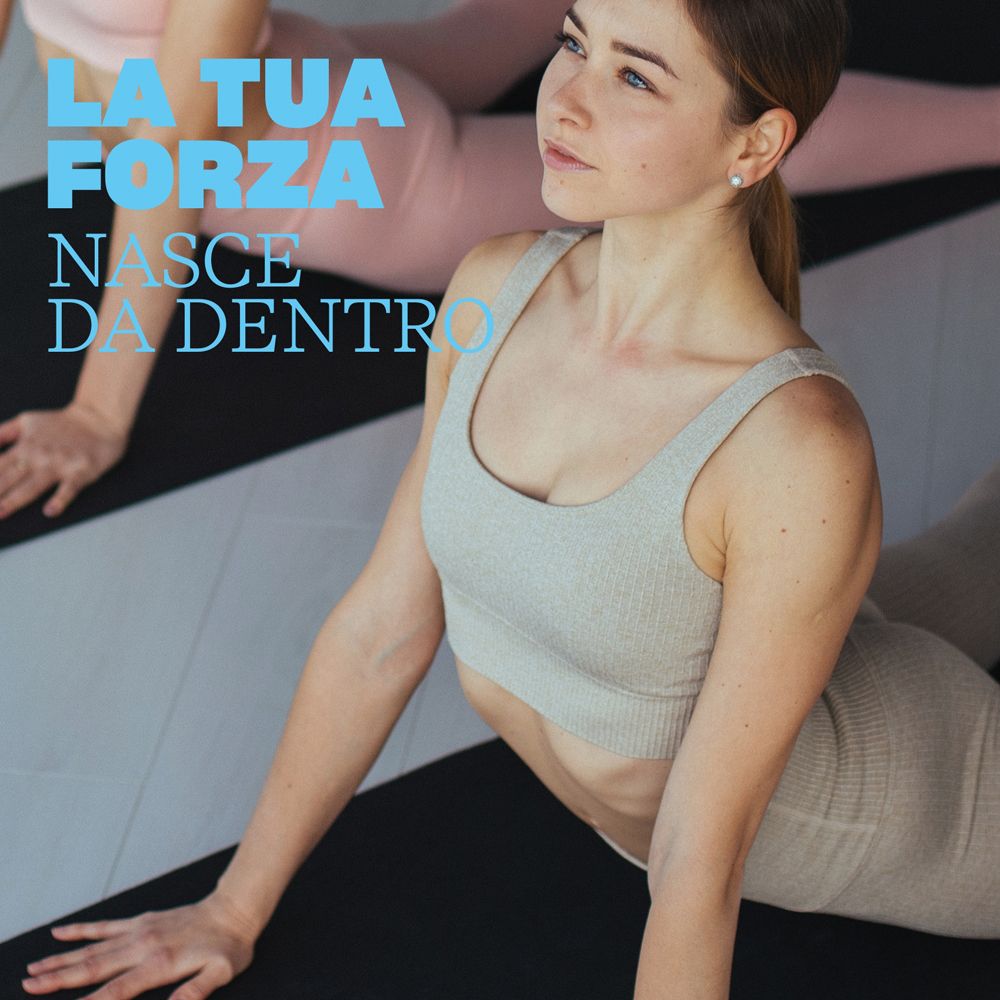 Donna in posizione yoga, che simboleggia forza e benessere.