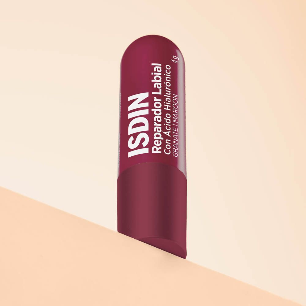 Lippenpflegestift in Maroon-Farbe. Marke ISDIN. Text auf dem Produkt.