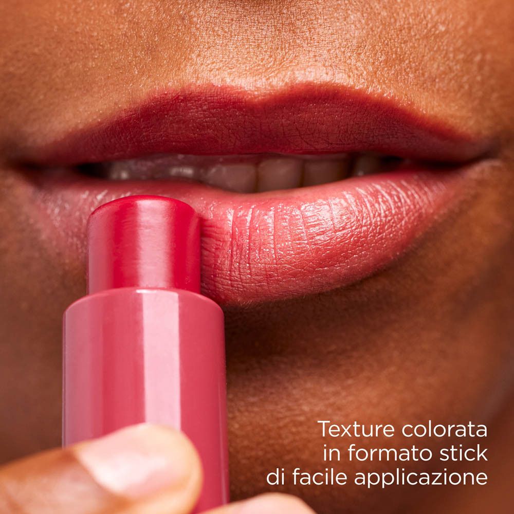 Person trägt Lippenstift auf. Rote Farbe. Produktname nicht sichtbar.