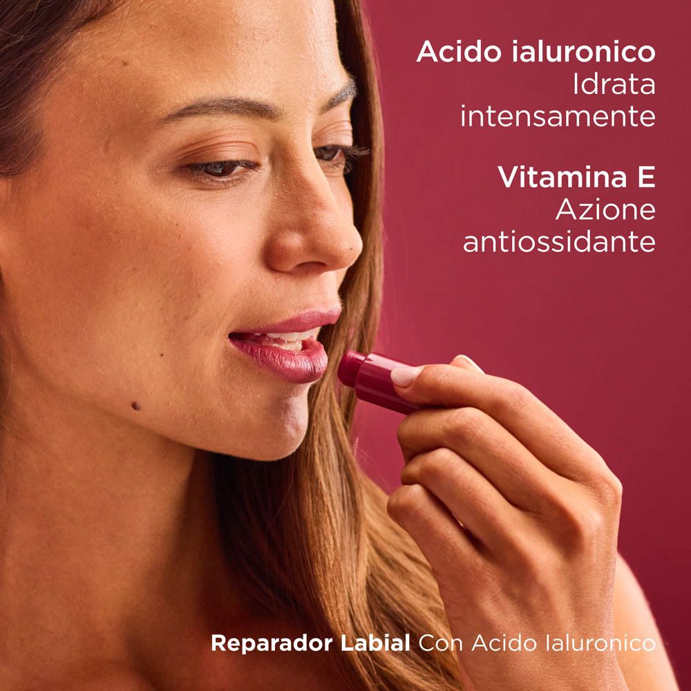 Frau trägt Lippenstift auf. Enthält Hyaluronsäure und Vitamin E.