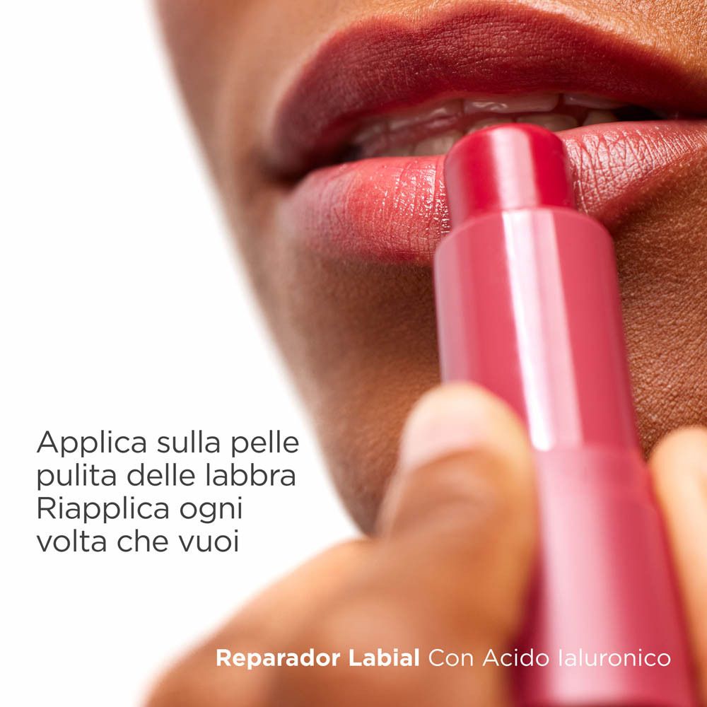 Person trägt Lippenstift auf. Anwendungshinweise.
