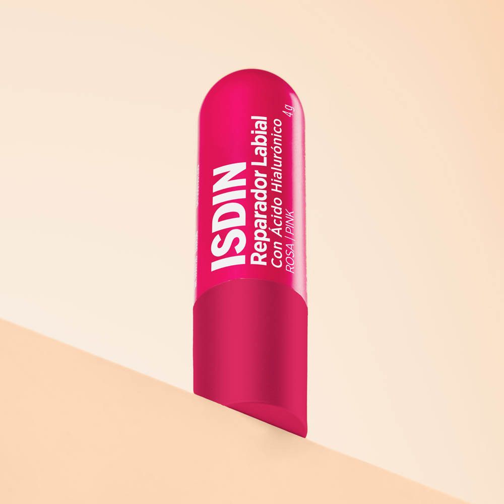 Rosa Lippenpflegestift. Zylindrische Form, rosa. ISDIN-Logo und Produktbezeichnung in Weiß.