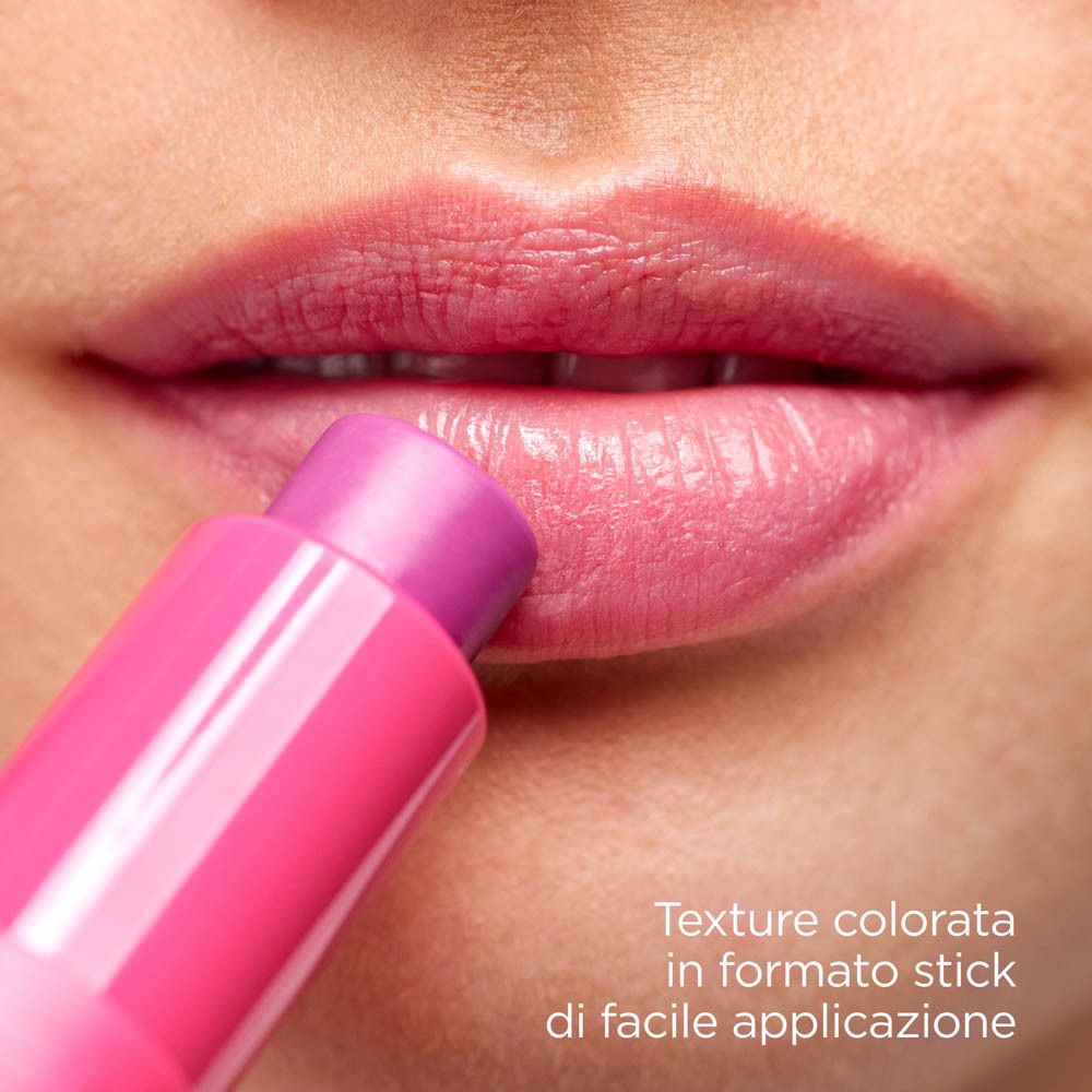 Lippen mit rosa Lippenstift. Produkt in Anwendung. Text: Textur in Stick-Format für einfache Anwendung.