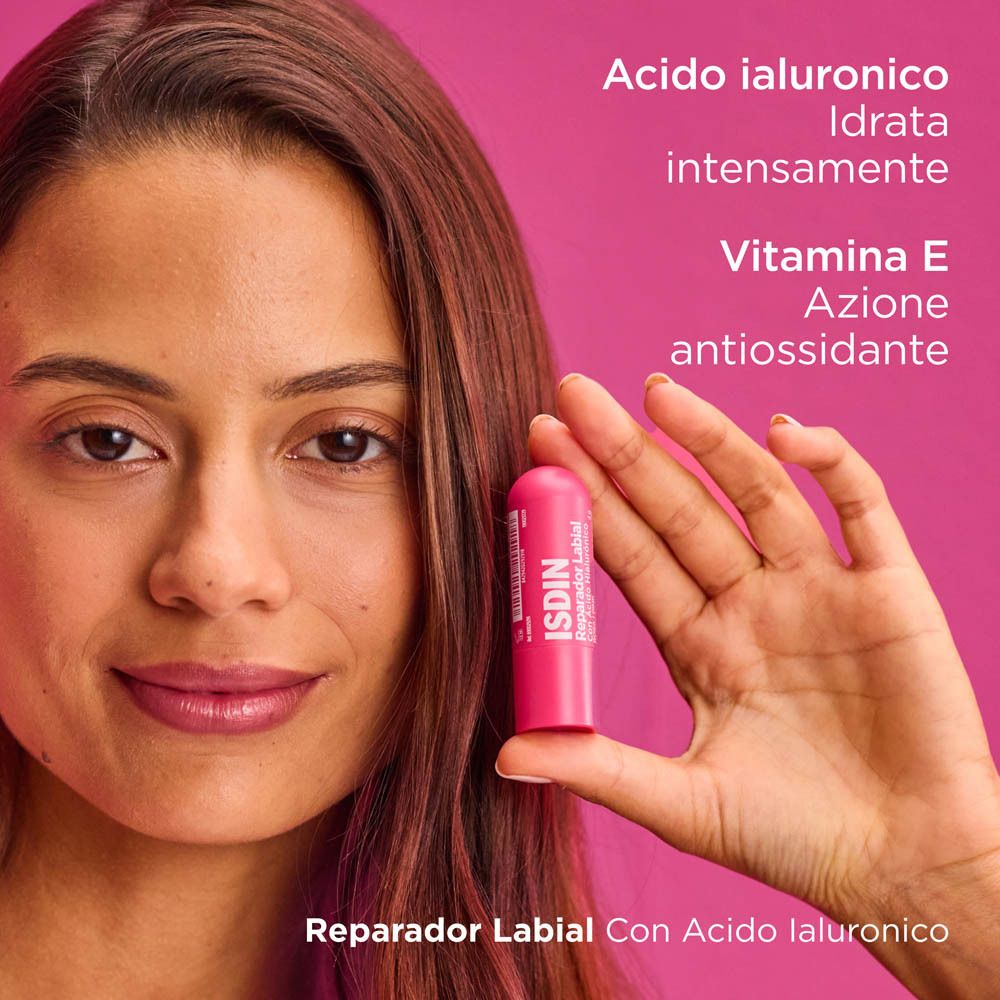 Frau mit rosa Lippenpflegestift. Text: Hyaluronsäure spendet intensiv Feuchtigkeit, Vitamin E wirkt antioxidativ.